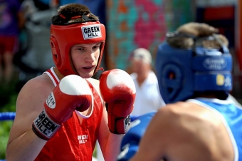 Я ерундой не маюсь, я боксом занимаюсь.