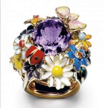 Драгоценные украшения в виде цветов.