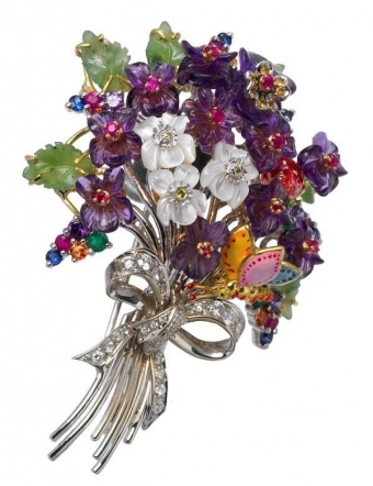 Драгоценные украшения в виде цветов.