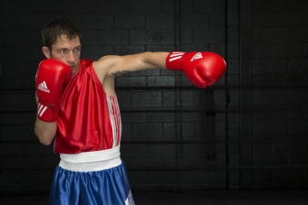 Я ерундой не маюсь, я боксом занимаюсь.