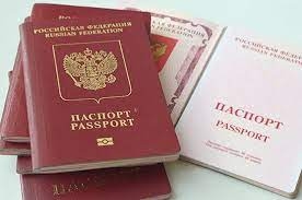 В России возобновили выдачу загранпаспортов сроком действия на 10 лет.
