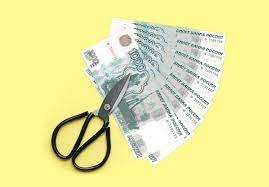 В каких случаях работодатель может уменьшить заработную плату? 
