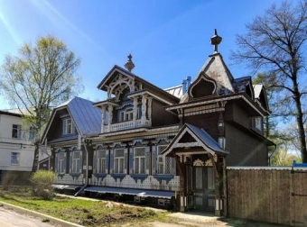 Дом Смирнова в Нижнем Новгороде: Яркий памятник деревянного зодчества 🌳🏛️