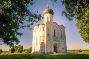 Храм Покрова на Нерли: Жемчужина древнерусской архитектуры ⛪🌊