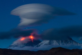 Камчатка: там, где облака садятся на горы и приветствуют инопланетян! 🛸🏔️