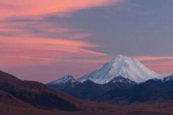 Камчатка: там, где облака садятся на горы и приветствуют инопланетян! 🛸🏔️