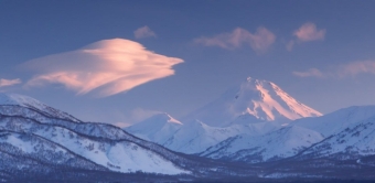 Камчатка: там, где облака садятся на горы и приветствуют инопланетян! 🛸🏔️