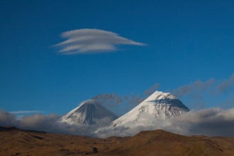 Камчатка: там, где облака садятся на горы и приветствуют инопланетян! 🛸🏔️