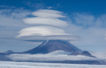 Камчатка: там, где облака садятся на горы и приветствуют инопланетян! 🛸🏔️