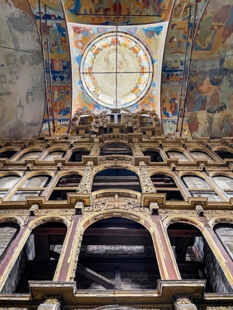 Церковь Иоанна Предтечи в Толчкове: Каменная симфония Ярославля 🏛️⛪