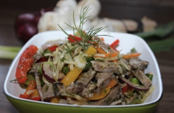 Очень вкусный салат с отварной говядиной