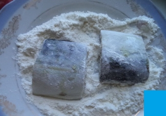 Скумбрия с хрустящей корочкой, зажаренная на сковороде.