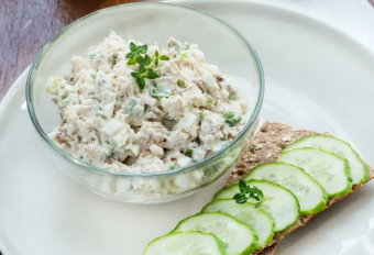 Салат с тунцом яйцом и огурцом