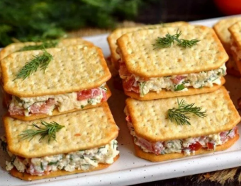 Быстрая закуска с сыром и крекерами