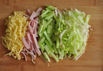 Салат на скорую руку с ветчиной сыром и огурцами