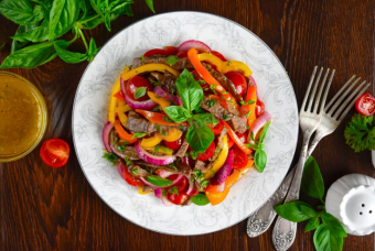 Салат с говядиной и овощами
