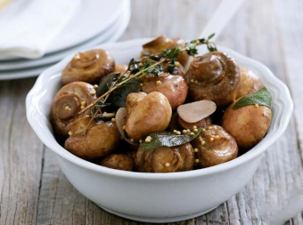 Салат с копчёной курицей и грибами