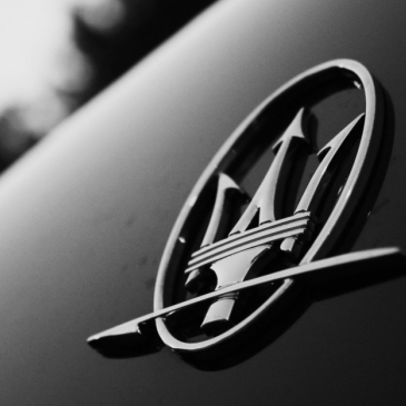 Какой из этих автомобильных логотипов правильный? Какой из этих автомобильных логотипов правильный?