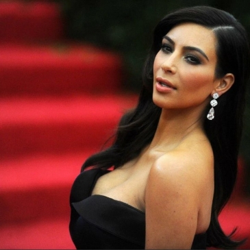 Сможешь различить сестер Кардашьян по фото их поп?