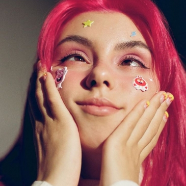 Как хорошо ты знаешь песни и жизнь певицы Доры?