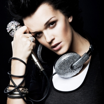 «СЛАВА» Угадайте название песни, этой популярной певицы.