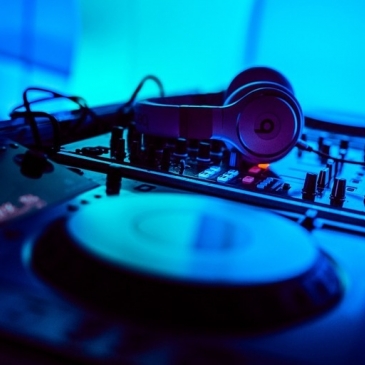 Сможете ли вы вспомнить хиты 90-х и правильно вставить пропущенные слова?