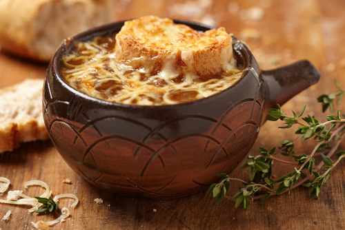 Луковый суп традиционное блюдо...