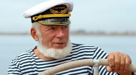Что прямо на пирсе традиционно вручают капитану корабля вернувшегося из дальнего плавания?