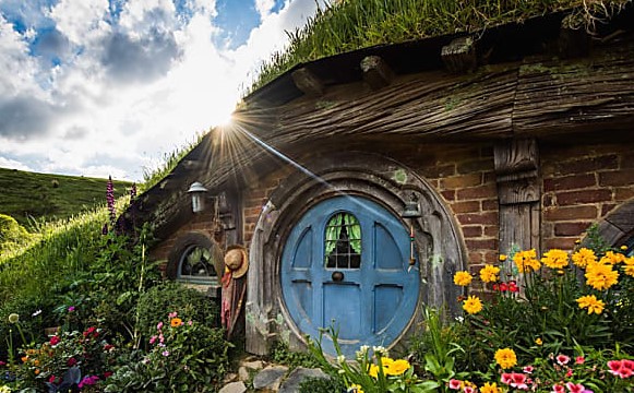 Здесь живут хоббиты. Можно даже увидеть их деревню, спрятанную среди холмов.