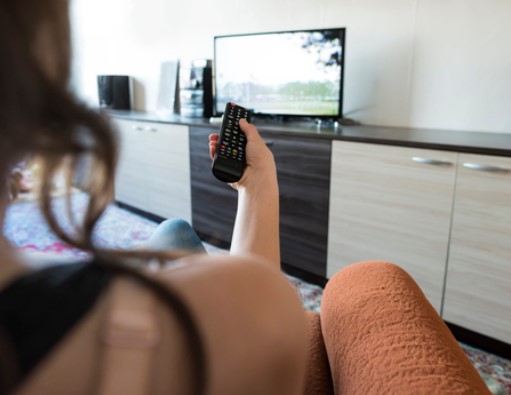 К вам пришли гости. Можно ли оставить телевизор работать «фоном»?