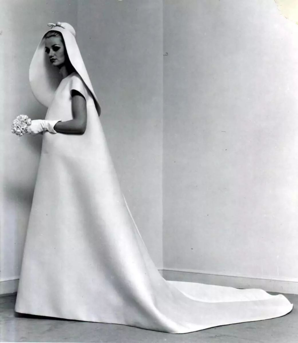 Кто придумал модель этого свадебного платья?