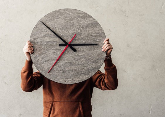 На часах 3 часа 15 минут, сколько градусов между стрелками?