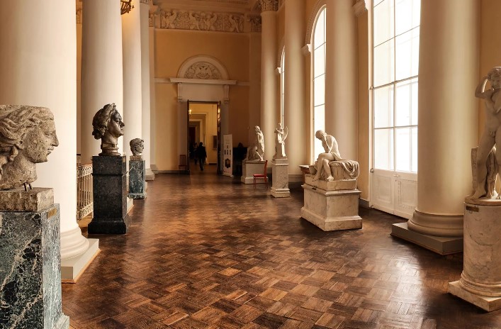 Какой музей был основан в 1800 году братом Наполеона I, королём Голландии Луи Бонапартом в Гааге? Сегодня он находится в Амстердаме.