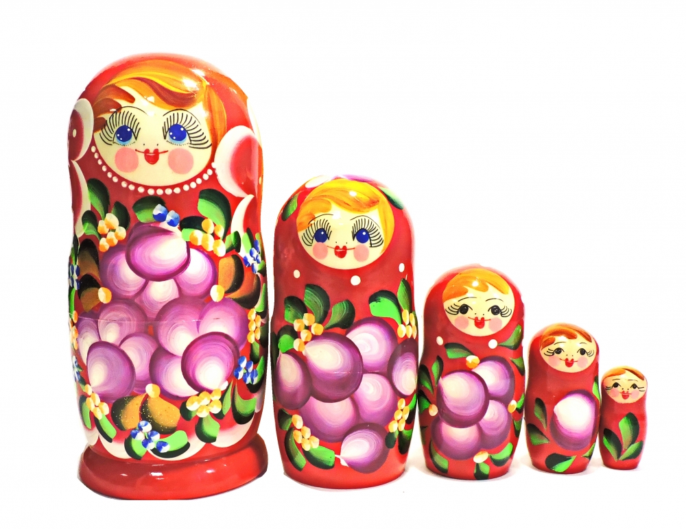 Русская кукла, изготовленная Малютиным, представляла собой круглолицую крестьянскую девушку в: