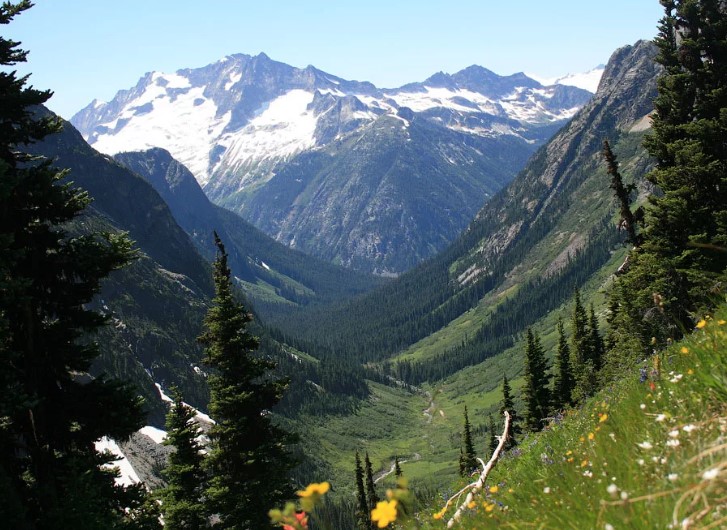 Какая гора до Джомолунгмы считалась высочайшей вершиной мира?