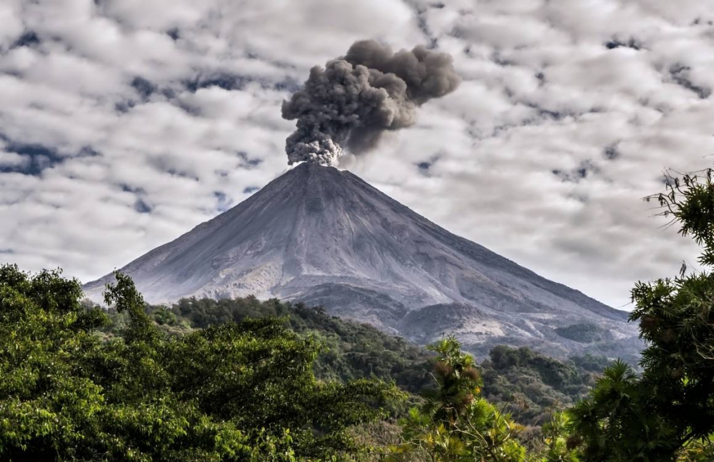 Как называется комок лавы, выброшенный во время извержения вулкана из его жерла?