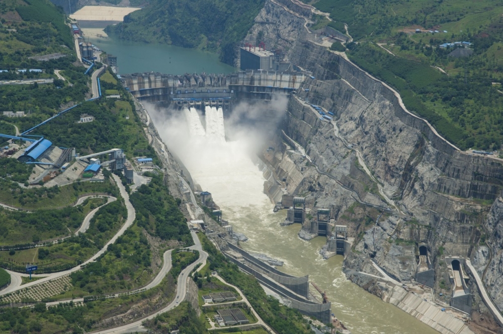 Крупнейшую в мире гидроэлектростанцию строили двадцать лет. Как называется сооружение и какая страна им располагает?