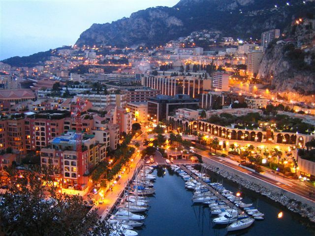 В карликовом государстве Монако столица - Монако-Вилль. Это маленький городок, население которого составляет