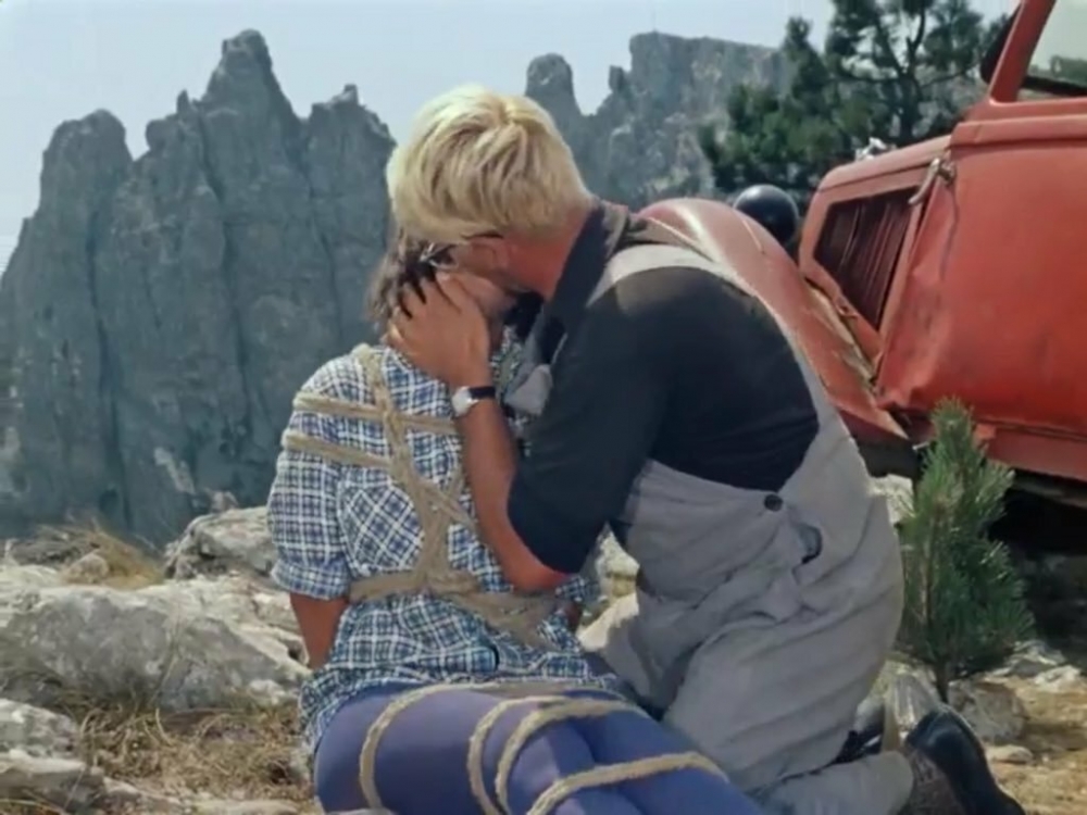 А этот жаркий поцелуй в горах… узнаете, из какого фильма?
