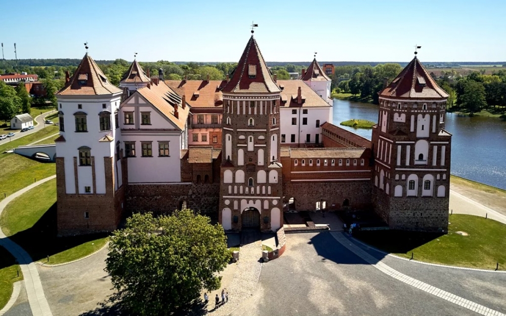 В каком веке основан Мирский замок в Белоруссии?