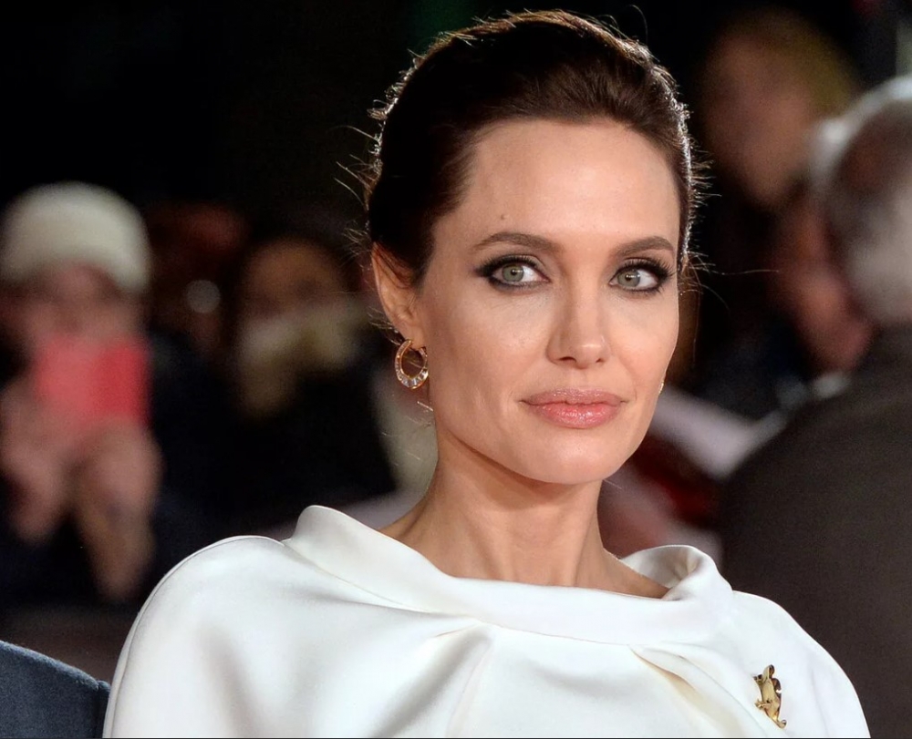 Сколько лет Анджелине Джоли?