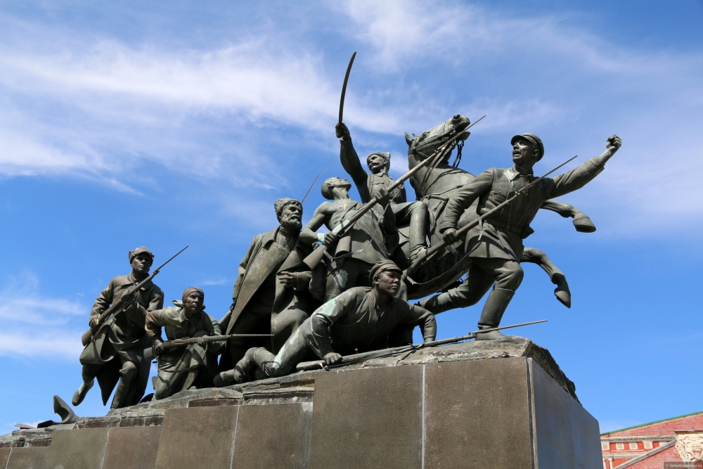 Где в 1932 году пост﻿авили первый памятник Чапаеву?
