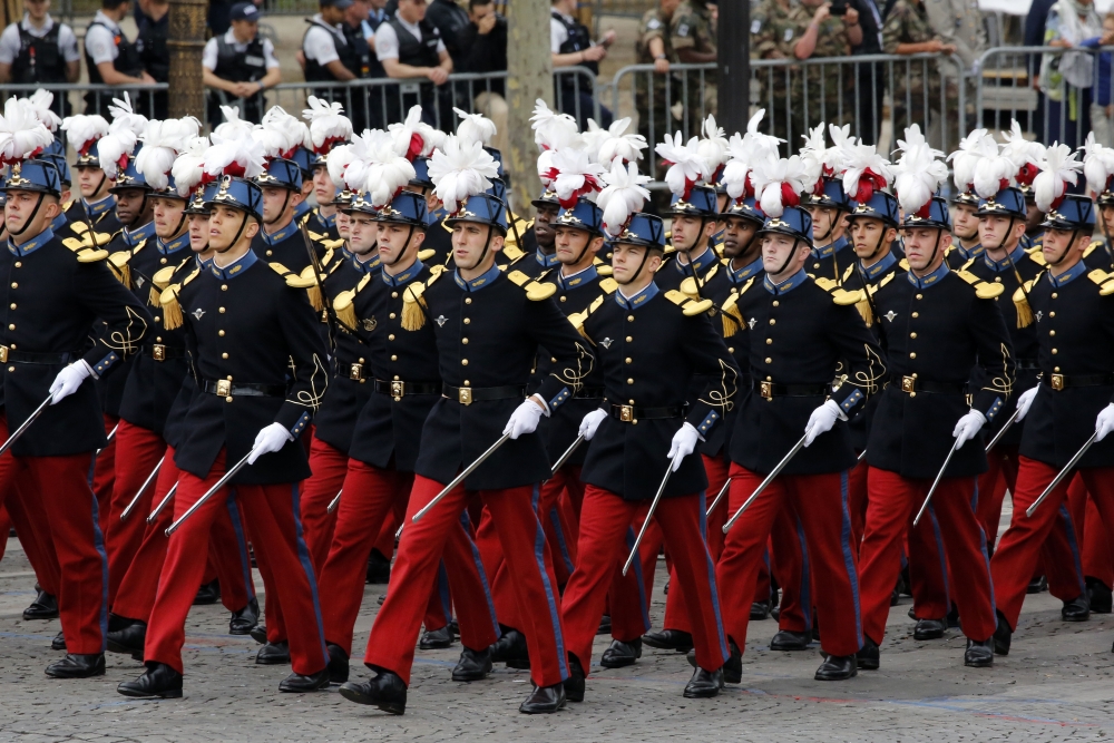 В честь какого праздник проходит военный парад в Париже?