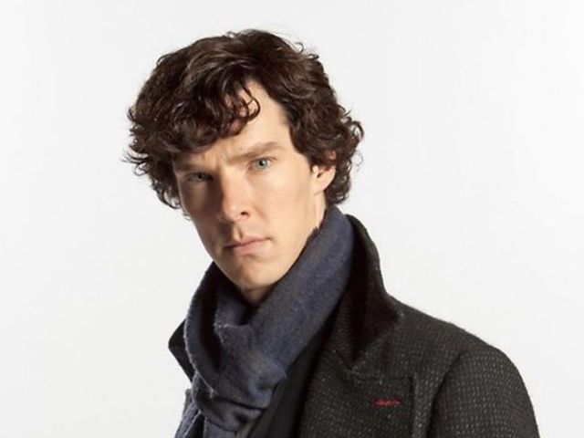 Как правильно пишется на английском фамилия английского актера, сыгравшего Шерлока Холмса? Он - Бенедикт...