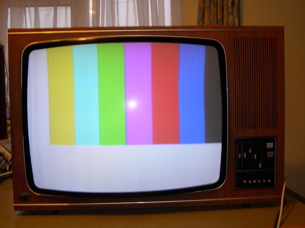 Что будет с электронно лучевой трубкой цветного советского телевизора, если поднести к нему магнит?