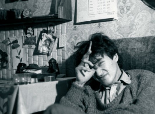 «... очень любит книги про героев и про месть... хочет быть героем, а он такой и есть ... носит шляпу, в шляпе страусиное перо. Он хватает шпагу и цепляет ее прямо на бедро» — как зовут героя песни?