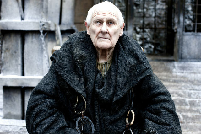Мейстер Эймон, живущий в Черном замке у самой Стены – один из старейших людей Семи Королевств. Он пережил много зим, и у него осталось не так много родных людей. Один из персонажей сериала – дальний родственник мудрого старца, это: