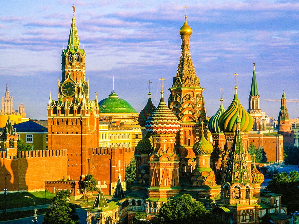 Шла женщина в Москву, а навстречу – три мужика. У каждого по мешку, в каждом мешке по кошке. Сколько существ направлялось в Москву: