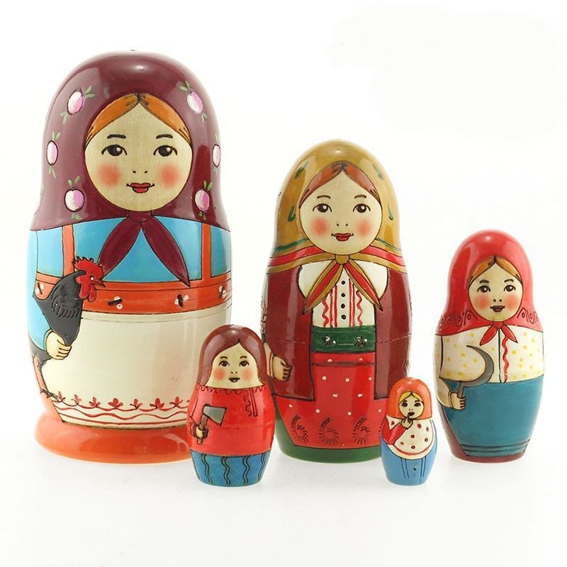 Русская кукла, изготовленная Малютиным, представляла собой круглолицую крестьянскую девушку, накрытую цветастом платком, в руках у которой был:
