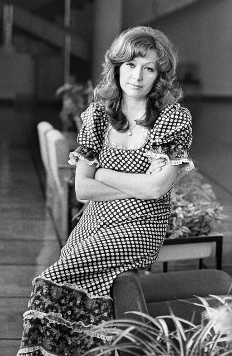  Как называется фильм, который частично является биографией знаменитой певицы? 